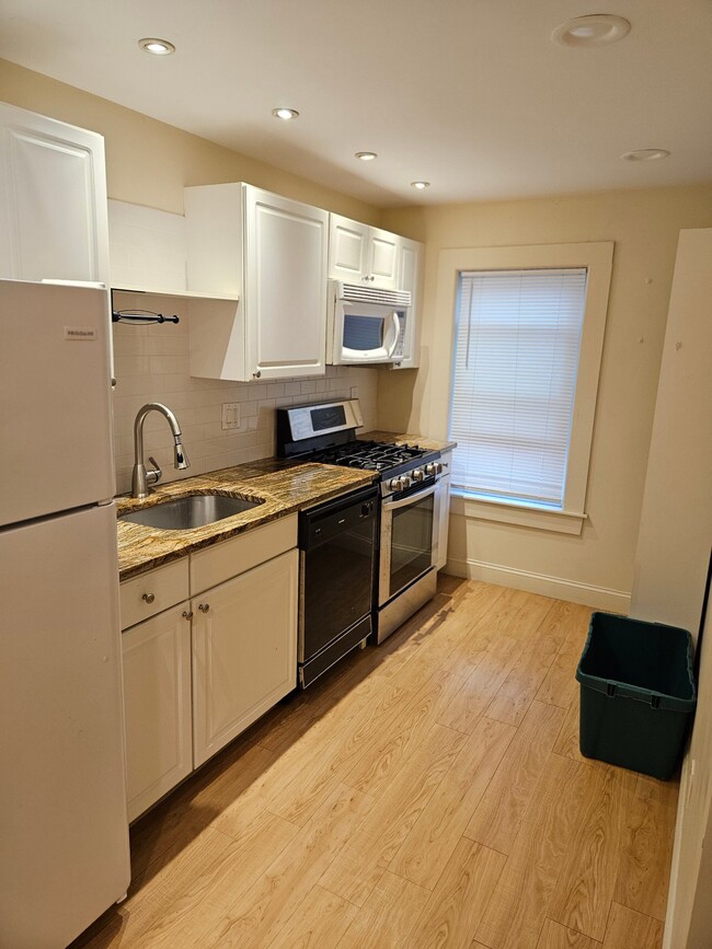 Building Photo - 2 Mitchell St Unit 2