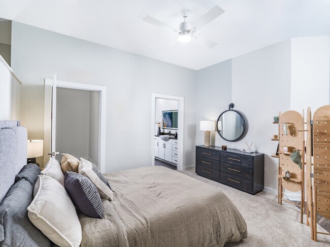 Disfrute de habitaciones únicas y espaciosas. - Alister Uptown