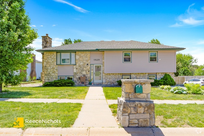 Building Photo - Great home in wonderful neighborhood!