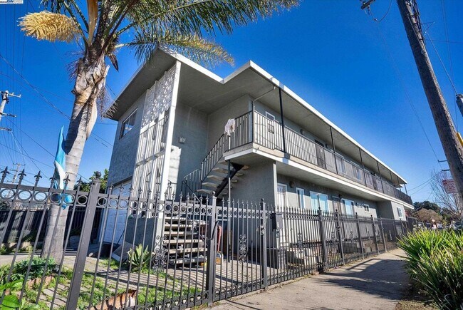 Building Photo - 5900 Hayes St Unit A Rental