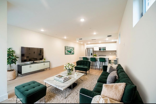 Photo - 2000 N Beachwood Dr