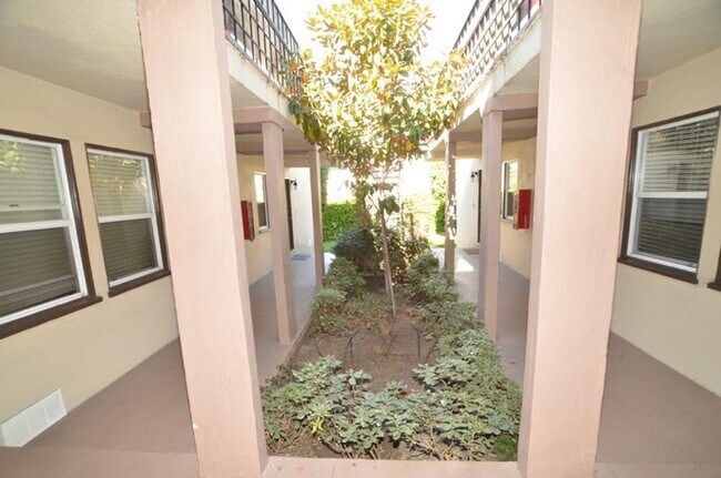 Photo - Adams Apartments...Newly Remodeled 1 Bedroom Apartment...Great Location! Unidad 4134 1/2