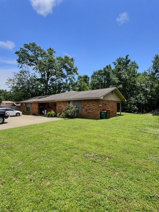 Building Photo - 1109 Hickory Dr Unit B
