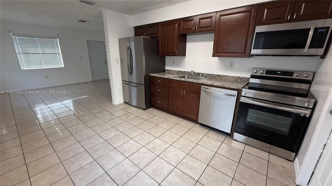 Building Photo - 3651 SW 60th Terrace Unit South