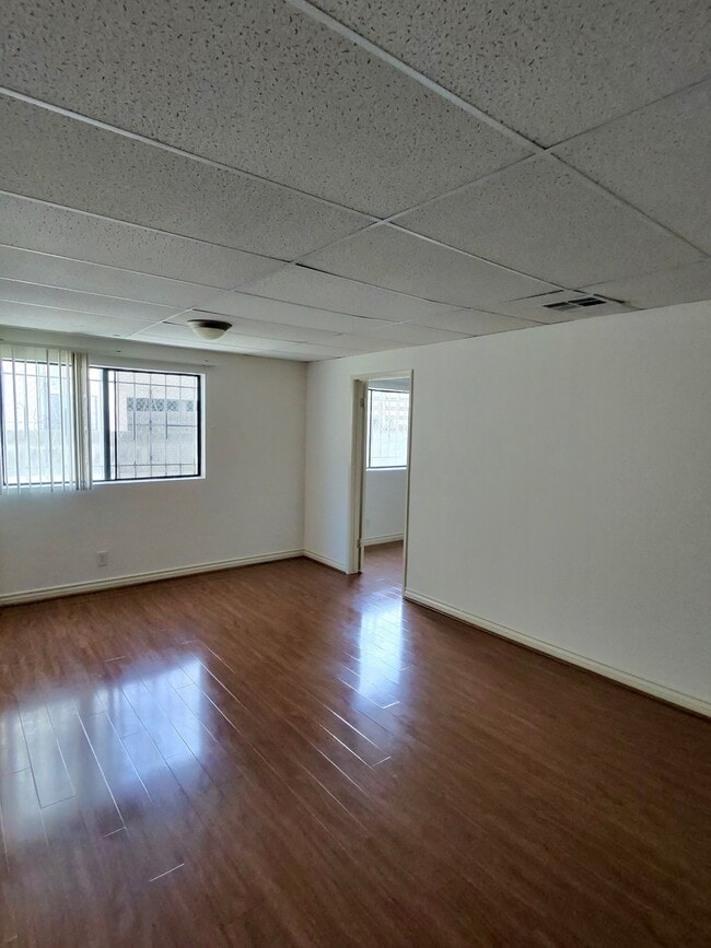 Photo - 121 S Swall Dr