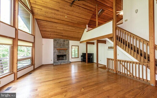 Photo - 5945 Bartonsville Rd