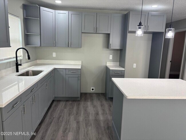 Photo - 1963 W 4th St