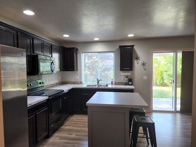 Photo - Beautiful 3 bedroom, 2.5 bathroom home with loft in West Boise. Great floor plan that has everyt...