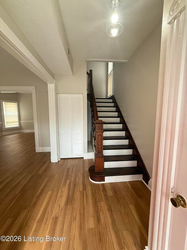 Photo - 2547 Bank St