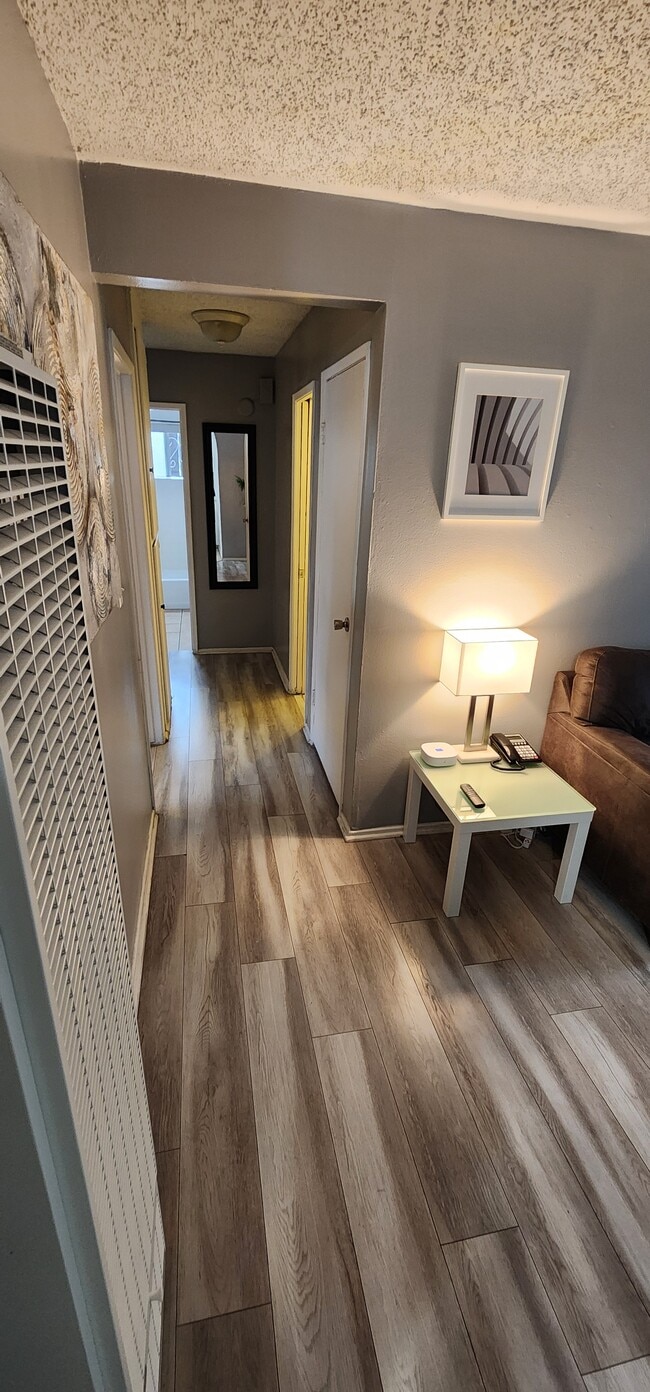 Photo - 1432 W 106th St Unidad Furnished 2 Bedroom