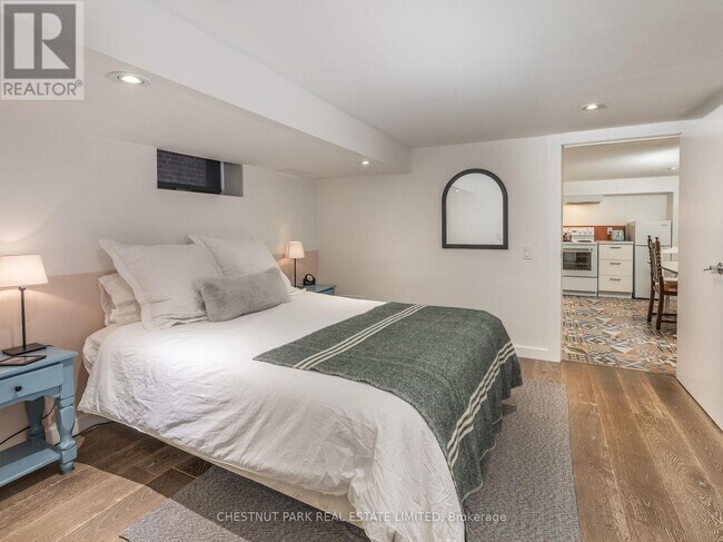 Photo - 1654 Gerrard St E
