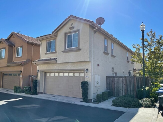 MODERN NEWER 3 BEDROOM 2 STORY FAIRFIELD *... - MODERN NEWER 3 BEDROOM 2 STORY FAIRFIELD *...