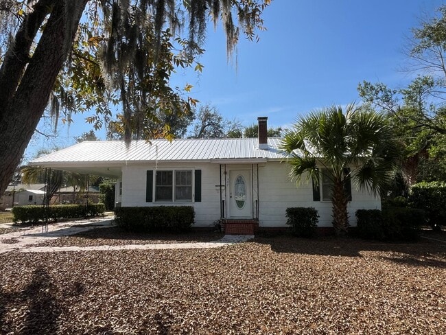 Building Photo - Charming Vintage Home on 3 City Lots near football stadium Live Oak, FL