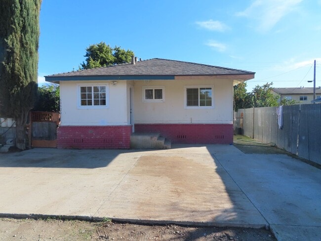 Building Photo - 59920 Martin St Unit A