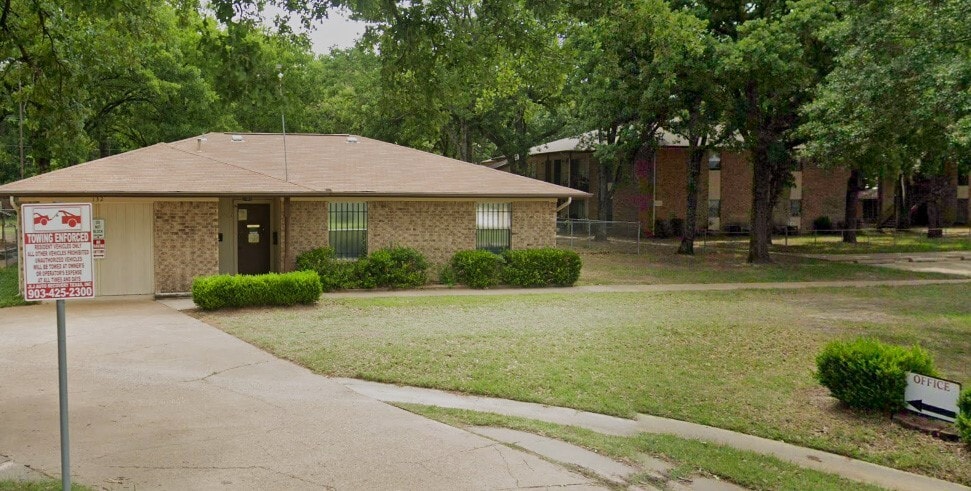 Photo - 208 Legendary Ln