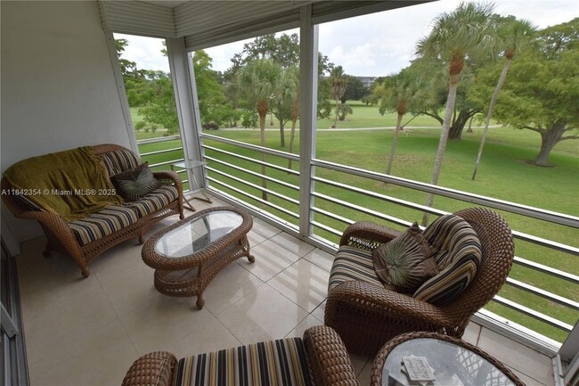 Photo - 3800 Oaks Clubhouse Dr Unit 309