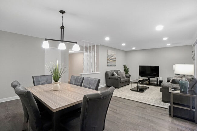 Building Photo - 570 E Higgins Rd