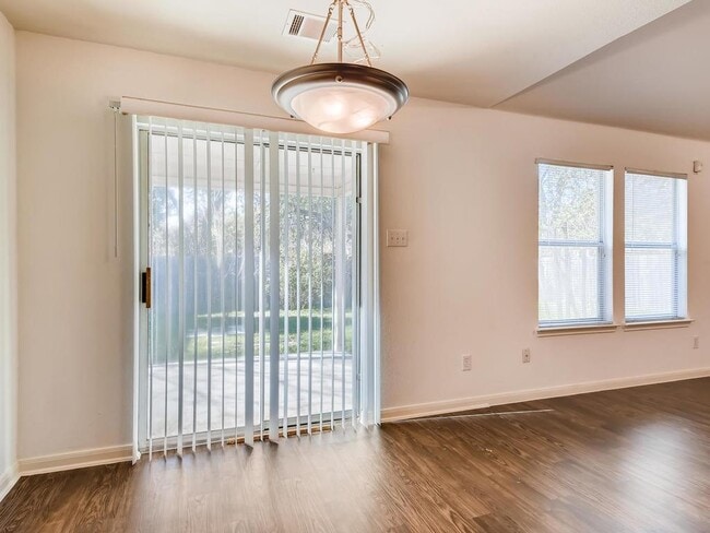 Photo - 200 Buttercup St