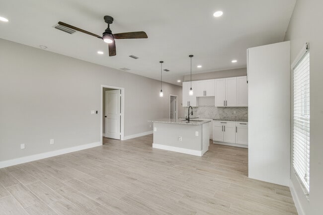 Photo - 312 NW Baker Rd