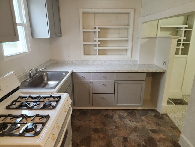 Photo - 2220 E Walnut St Unidad Apt 1