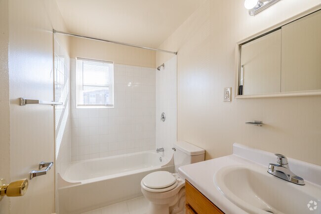 1BR, 1BA - 750 SF - w Balcony - Bathroom
