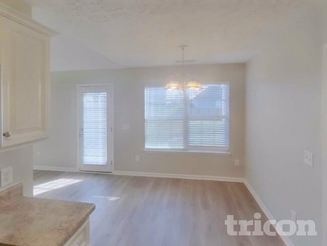 Photo - 1020 Niagra Way