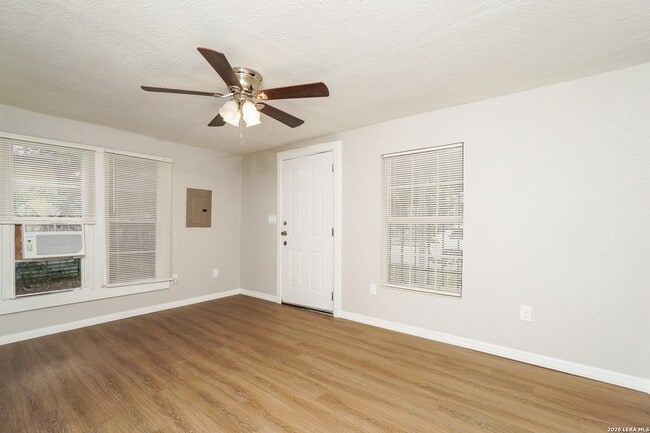 Photo - 614 N Sabinas St