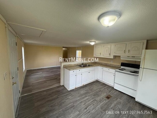 Building Photo - 8 Hall Dr