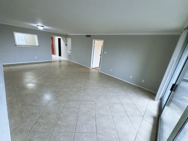 Building Photo - 2210 Dorrington St Unit 402