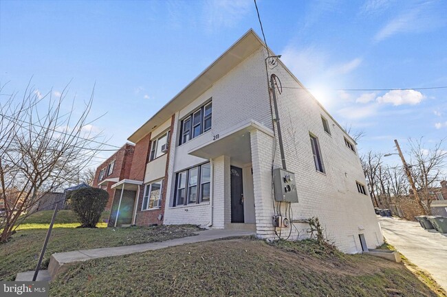 Photo - 211 Webster St NE