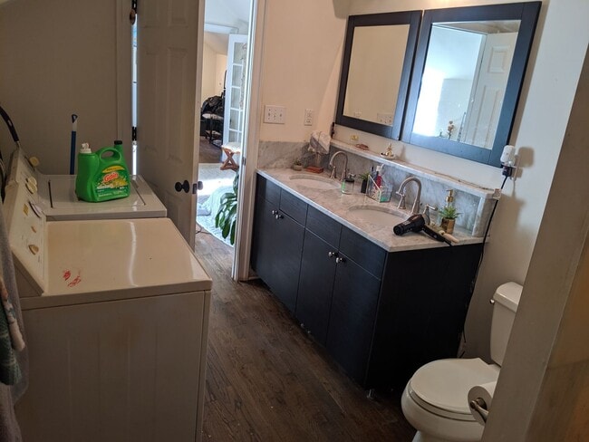 Photo - Luxurious 1 Bed / 1 Bath Haven with a Serene Deck & Elegant Hardwood Floors - Prime Location in V... Unidad 3