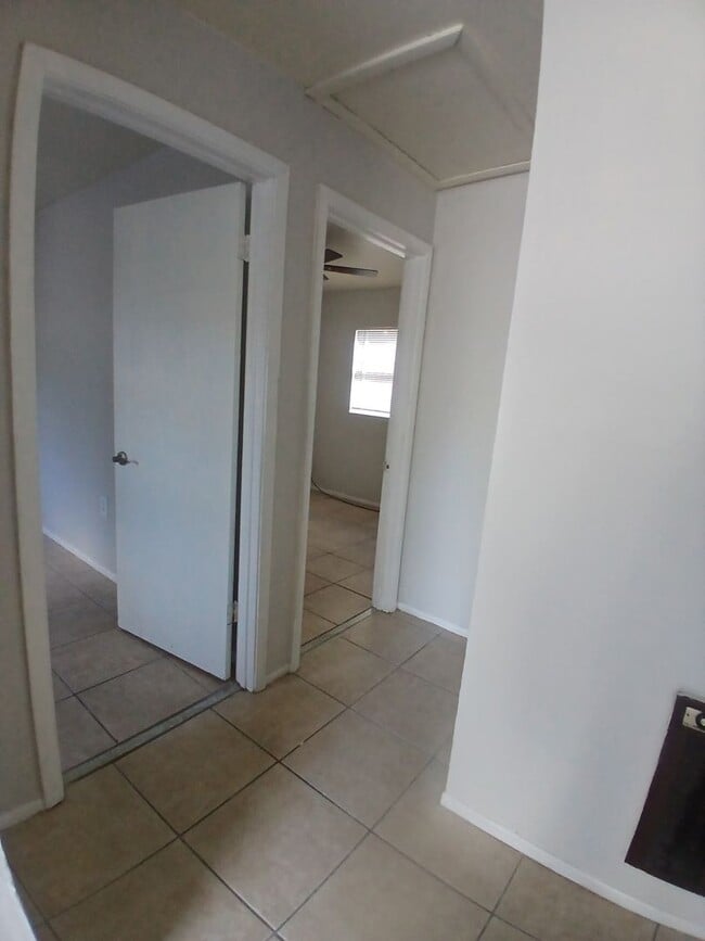 Photo - 2/1 units, Multi fam unit in Tampa near local amenities Unit B