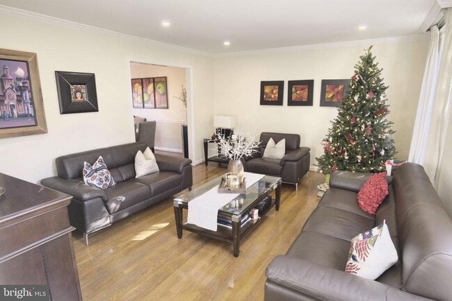 Photo - 10277 Gainsborough Rd