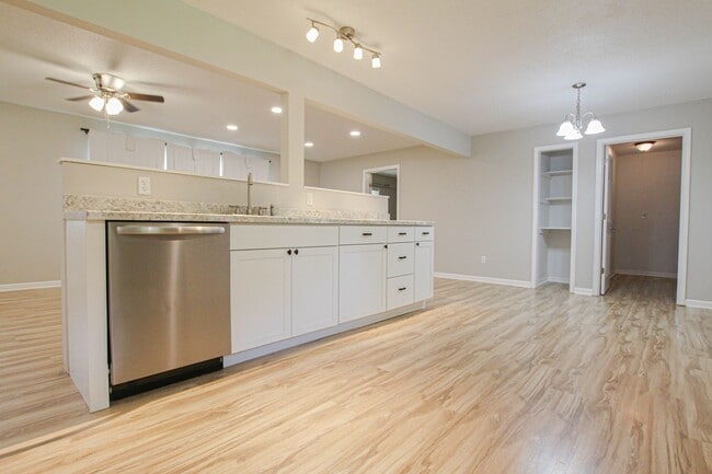 Photo - 219 Hallbrook Dr
