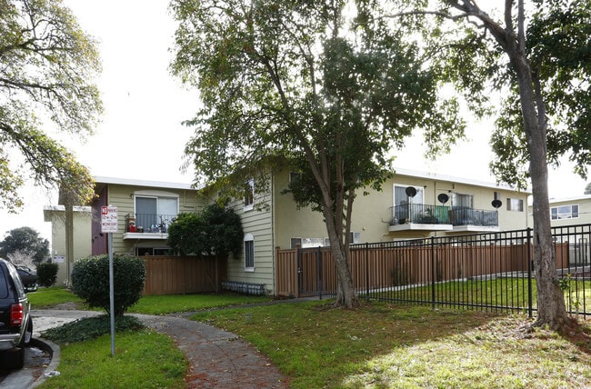 Photo - Bridgeport Court Apartments