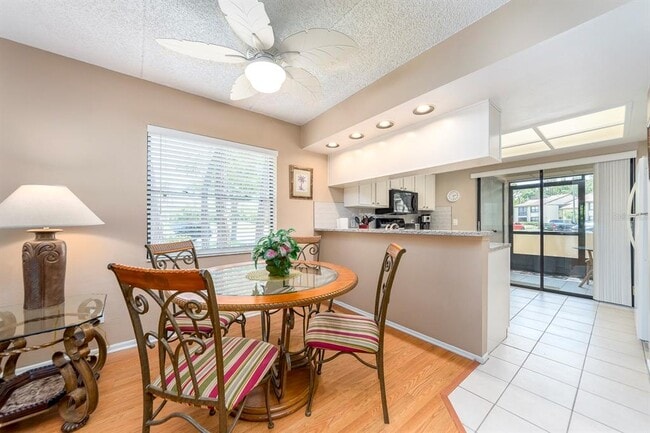 Photo - 301 Woodlake Wynde
