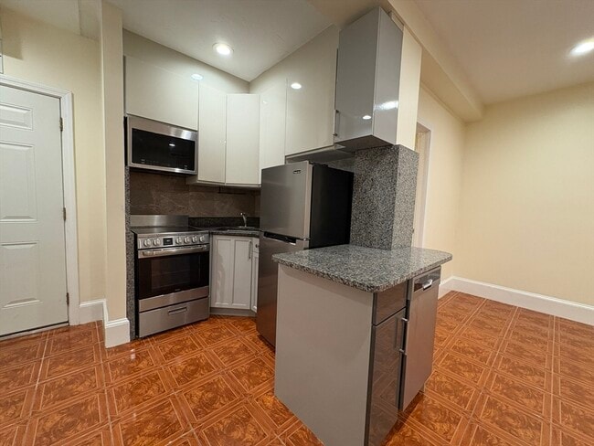 Building Photo - 69 Babcock St Unit 7