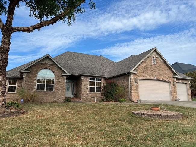 Building Photo - Spacious Family Home in Republic