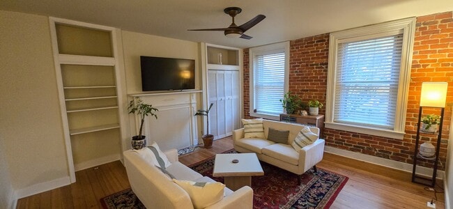 Photo - 209 W Clay St