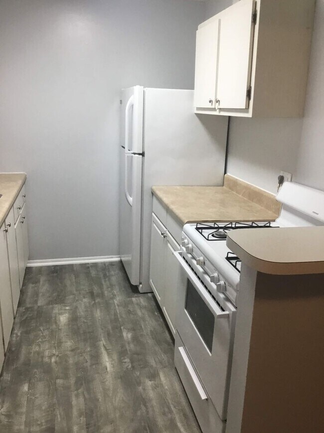 Photo - LEASE TERMS NEGOTIABLE  Summit House, Walk... Unidad P05