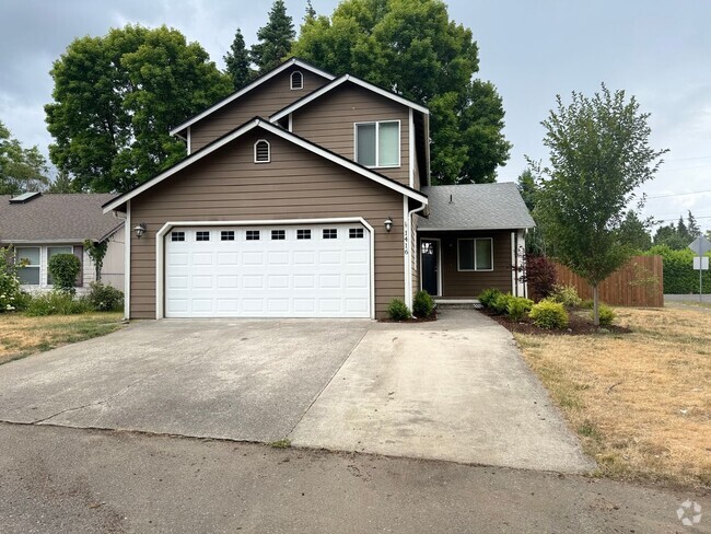 Building Photo - Beautifully Upgraded 3-Bedroom Home on a S...
