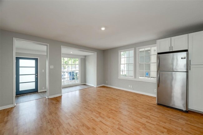 Photo - 807 W 12th St
