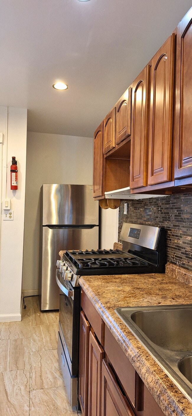 Photo - 925 1/2 W Liberty St