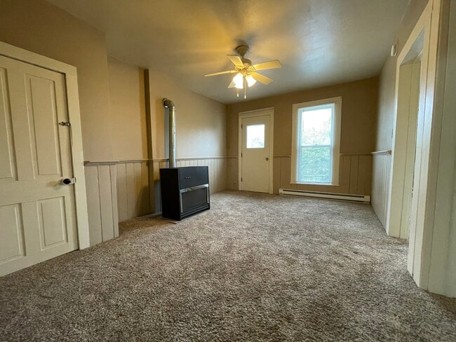 Living Room - 631 N Dewey St Unit 4
