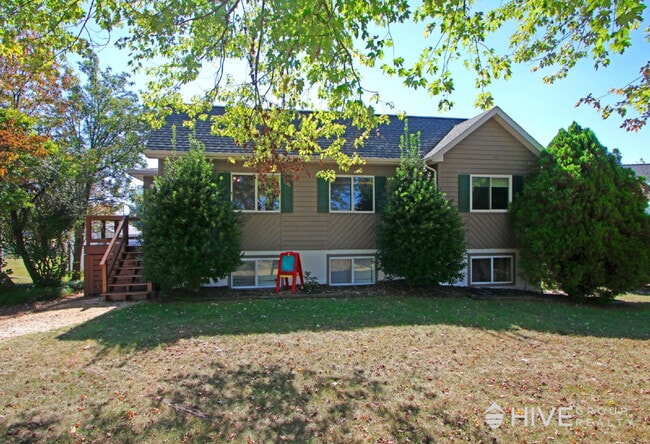 Building Photo - Bright and Spacious Home with a Fantastic ...