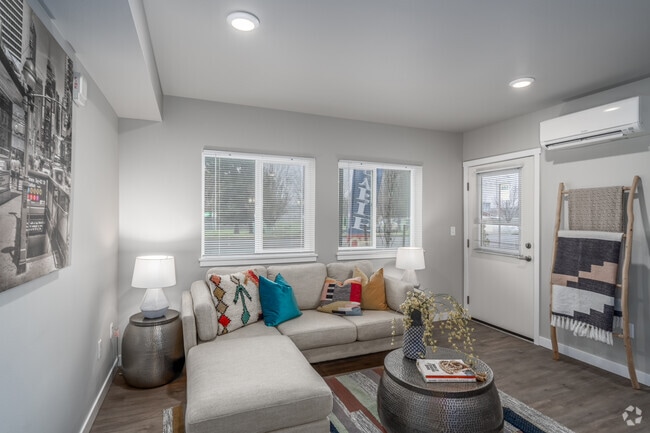 1BR, 1BA - 713SF - Living Room