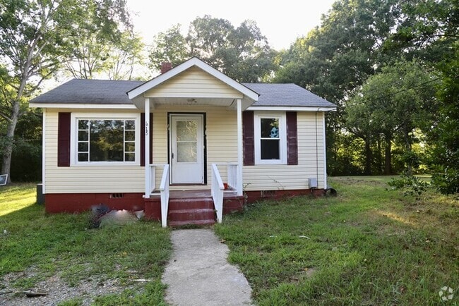 Building Photo - Three Bedroom, One Bath well cottage close... Rental