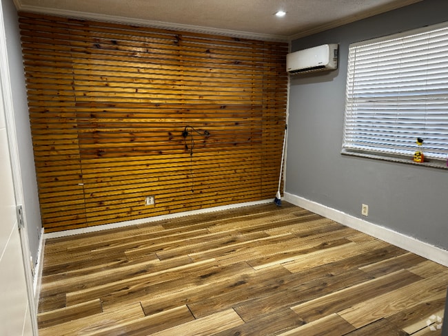 Building Photo - 804 SW 2nd St Rental