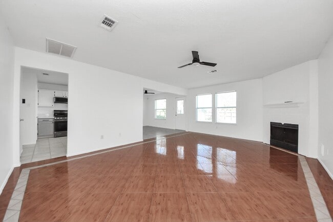 Photo - 403 Willow W Dr