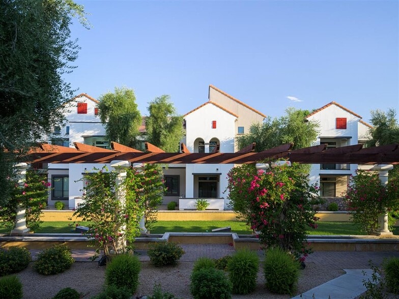 Courtyard exterior of Trevi Apartment Homes
